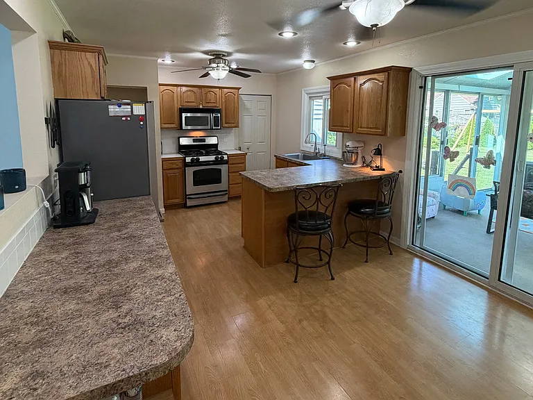 1060 Pixley Rd — Photo 2