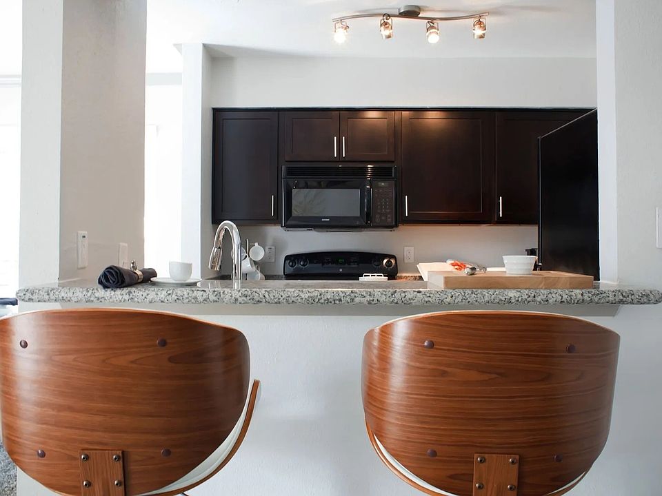 Kitchen & Counter Space | Trailpoint at The Woodlands