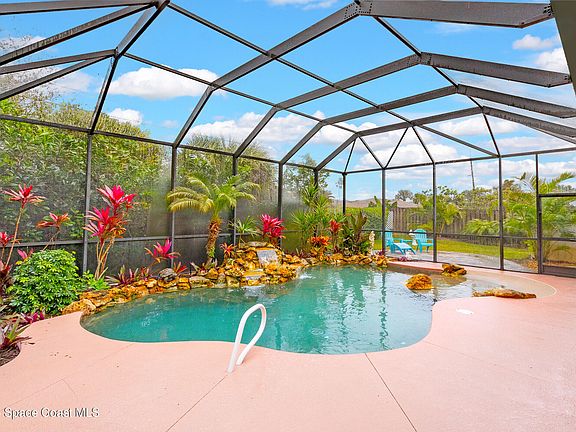 5th image of 220 Seaglass Dr