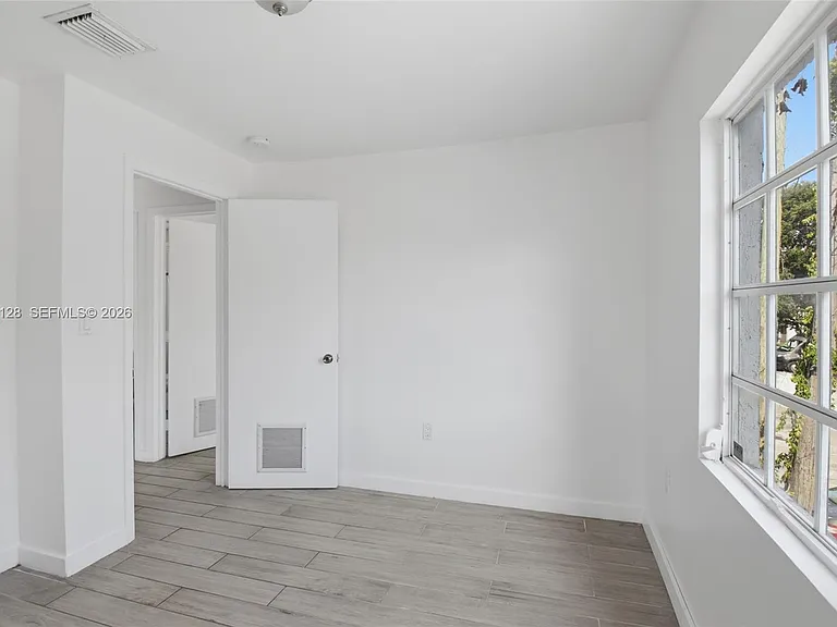 1035 NW 5th St #4 — Photo 15