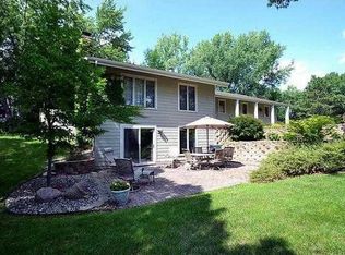 4 Lily Pond Rd, North Oaks, MN 55127