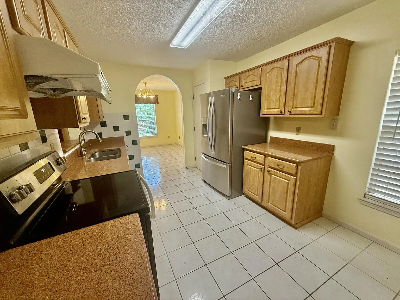 3 bed, 2.0 bath, 1957 sqft, $2,000 — Photo 2