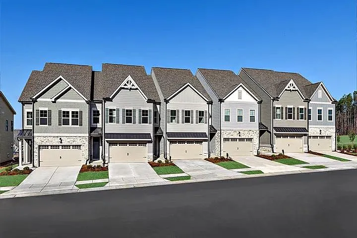 3 bed, 2.5 bath, 2325 sqft, $880 — Photo 2