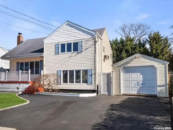 9 Crown Street, North Babylon, NY 11703