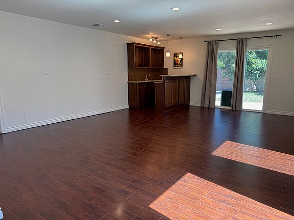 4th image of 24224 Victory Blvd