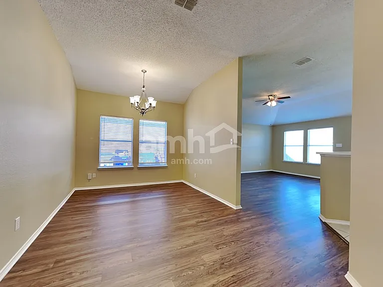 1024 Halifax Ln — Photo 5