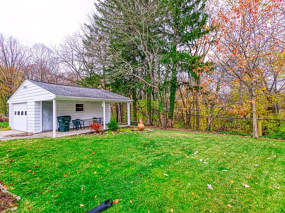 3rd image of 2460 Parkview Dr