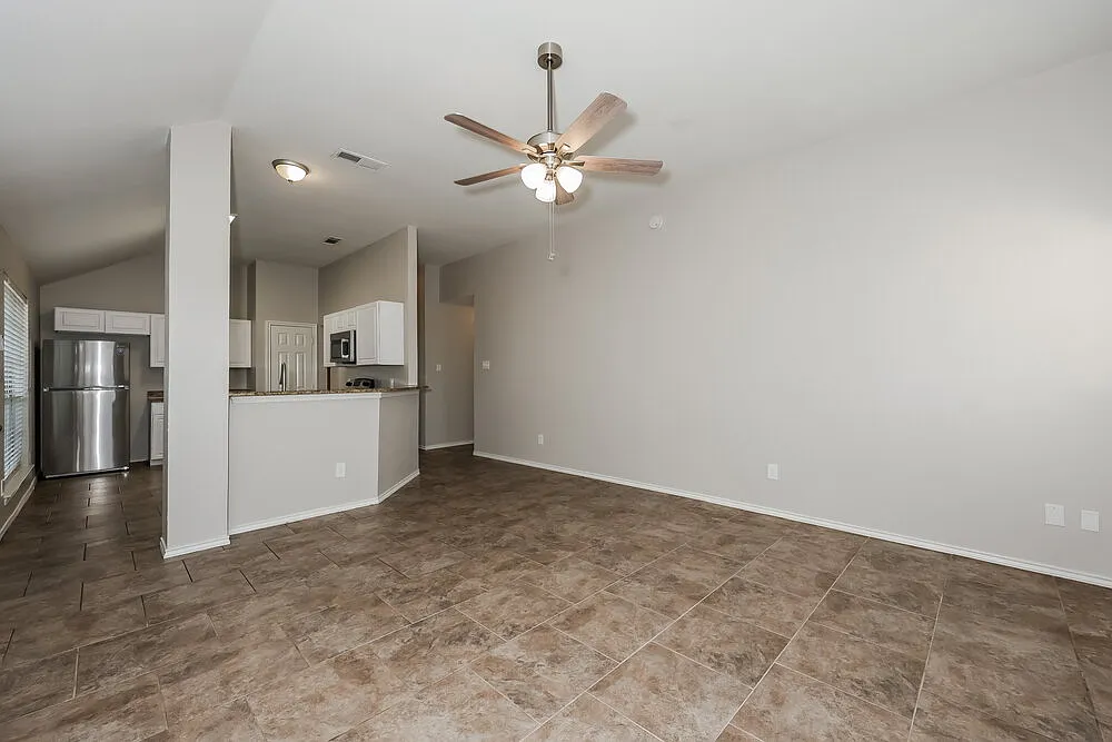 3 bed, 2.0 bath, 1600 sqft, $2,145 — Photo 4