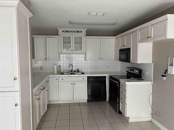 3rd image of 2120 Villa Dr #1