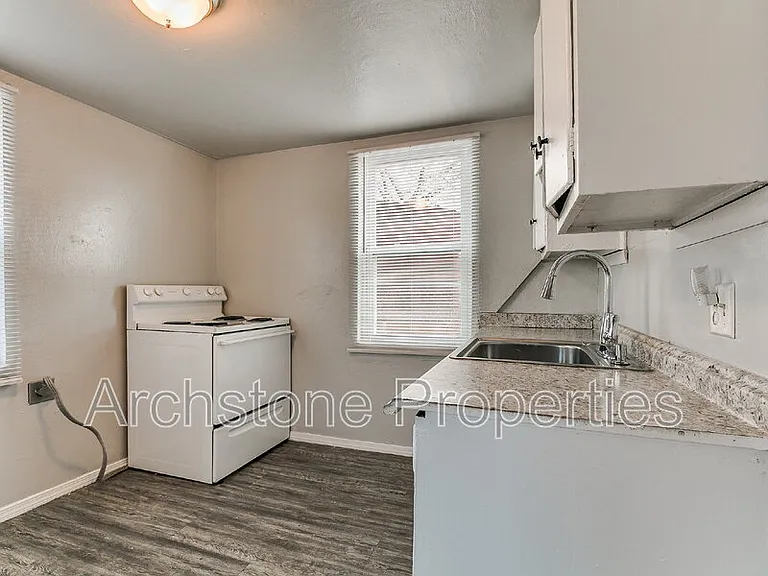 1233 N Grand Blvd — Photo 10