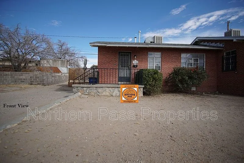 2 bed, 1.0 bath, 700 sqft, $1,095 — Photo 1