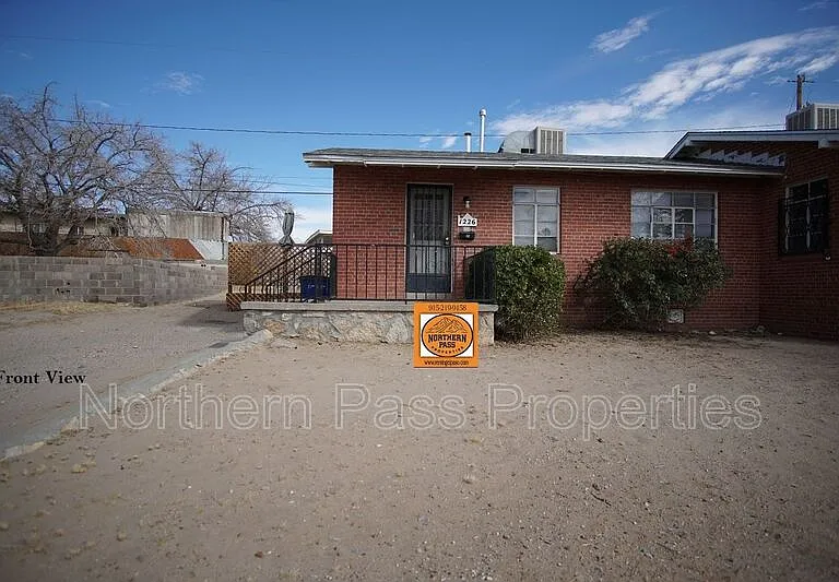 1226 Huckleberry St — Photo 1