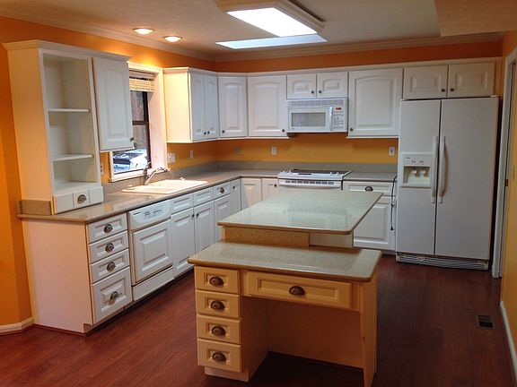 Kitchen with Zodiaq countertops
