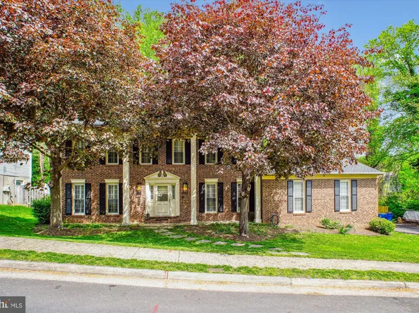 9822 Five Oaks Rd, Fairfax, VA 22031