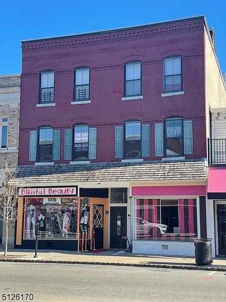 2nd image of 220 E Broad St #2