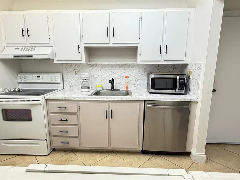 240 Lakeview Dr #306 — Photo 1