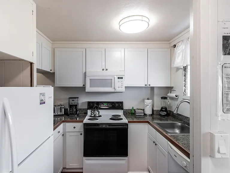 Lower Honoapiilani Rd — Photo 29