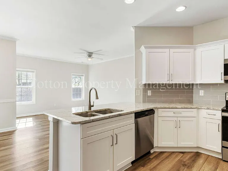 1010 Winterberry Cir — Photo 13
