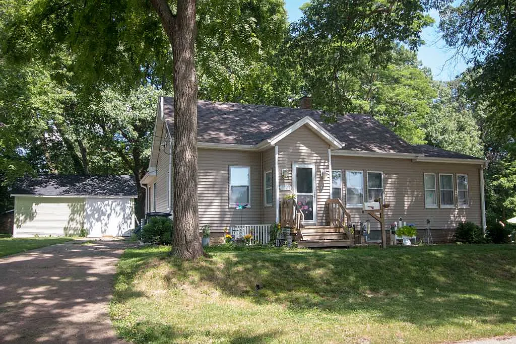 2207 46th St photo 1