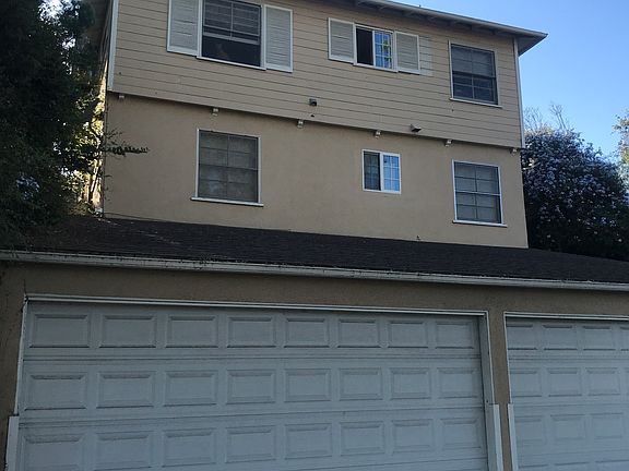 The unit is on the top floor front of the six unit building. You enjoy a view of Century City buildings. Wonderful at sunset time and twice a year when the moon rises above Century City.