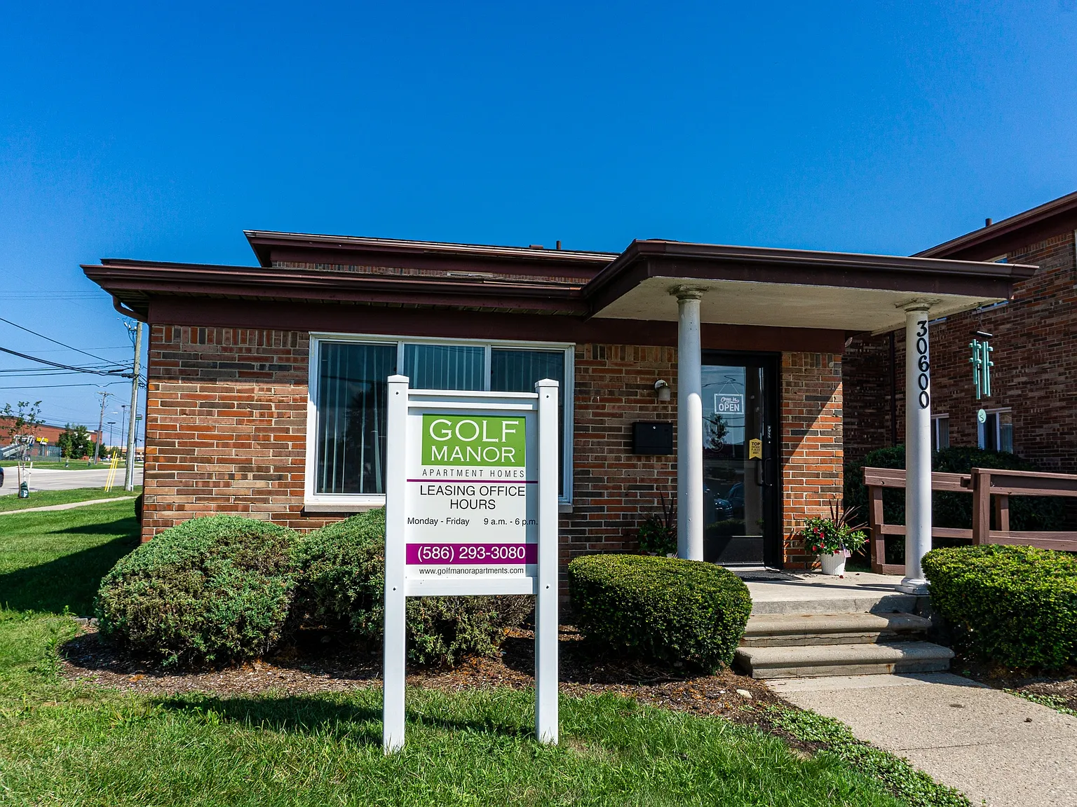 Golf Manor Apartments — Photo 2