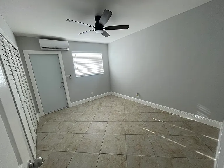 215 SW 16th St #4 — Photo 10