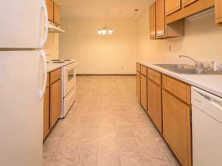 Silver Oaks Court Apartments — Photo 13