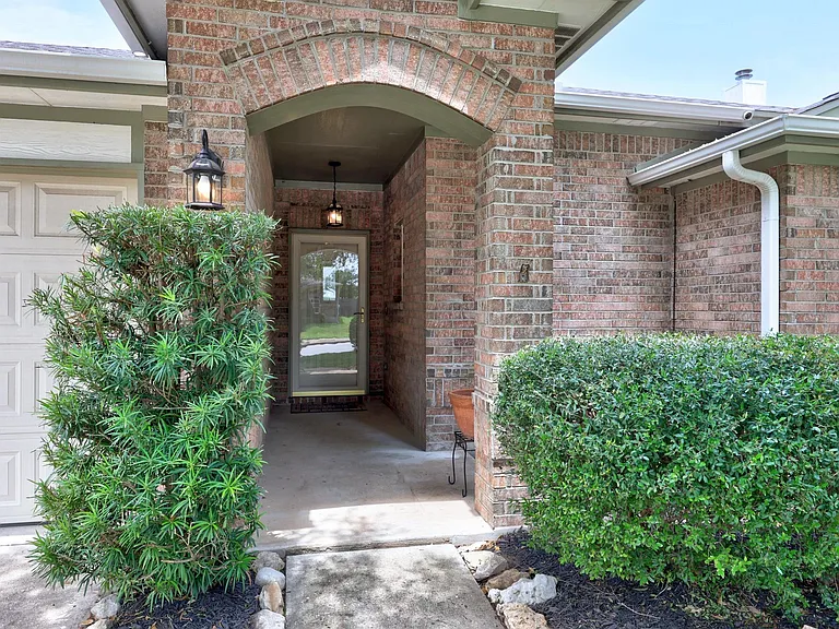 1617 Abbey Ln — Photo 4