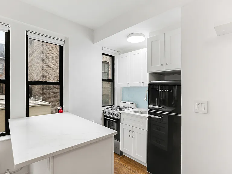 339 E 58th St #3G — Photo 4