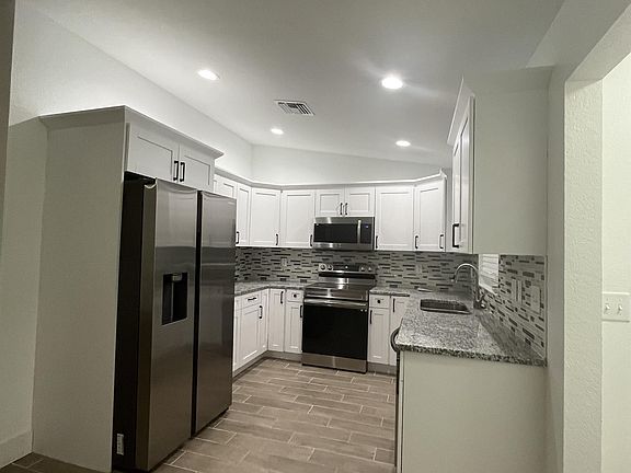 3rd image of 402 SE 6th Ave #402