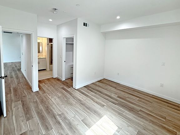 5th image of 10934 Peach Grove St #204