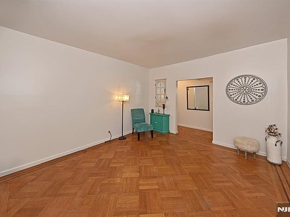 5th image of 236 Rochelle Ave