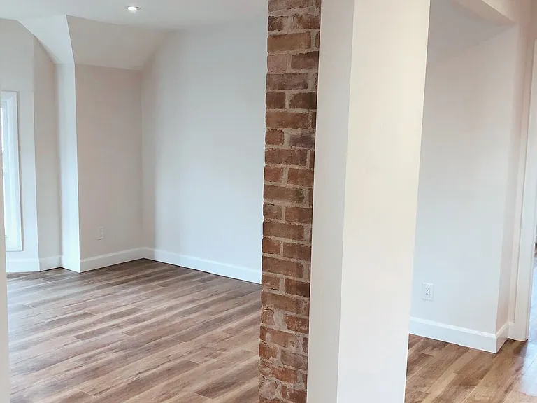 61 Phipps St #UPPER — Photo 7