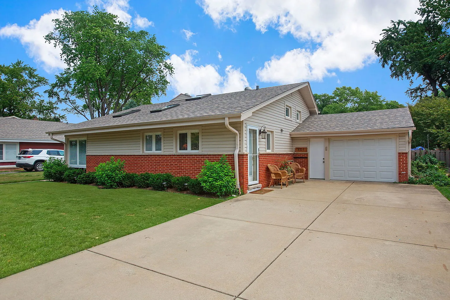 401 N Windsor Dr photo 1