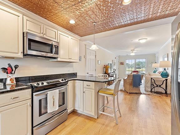 3rd image of 7 Essex Ave #1