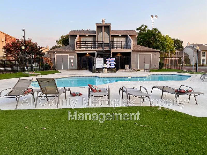 1 bed, 1.0 bath, 779 sqft, $925 — Photo 1