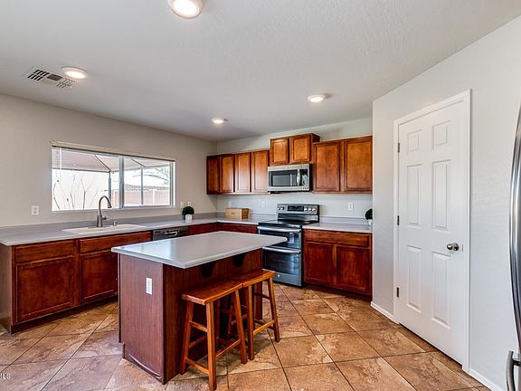 Kitchen with Breakfast Bar