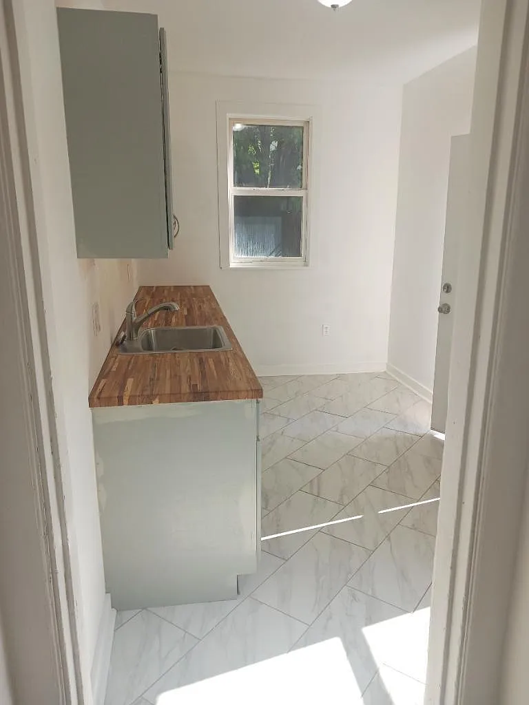 1231 Dickson St — Photo 1