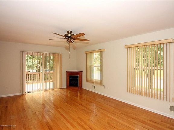 3rd image of 1468 Petunia Way S