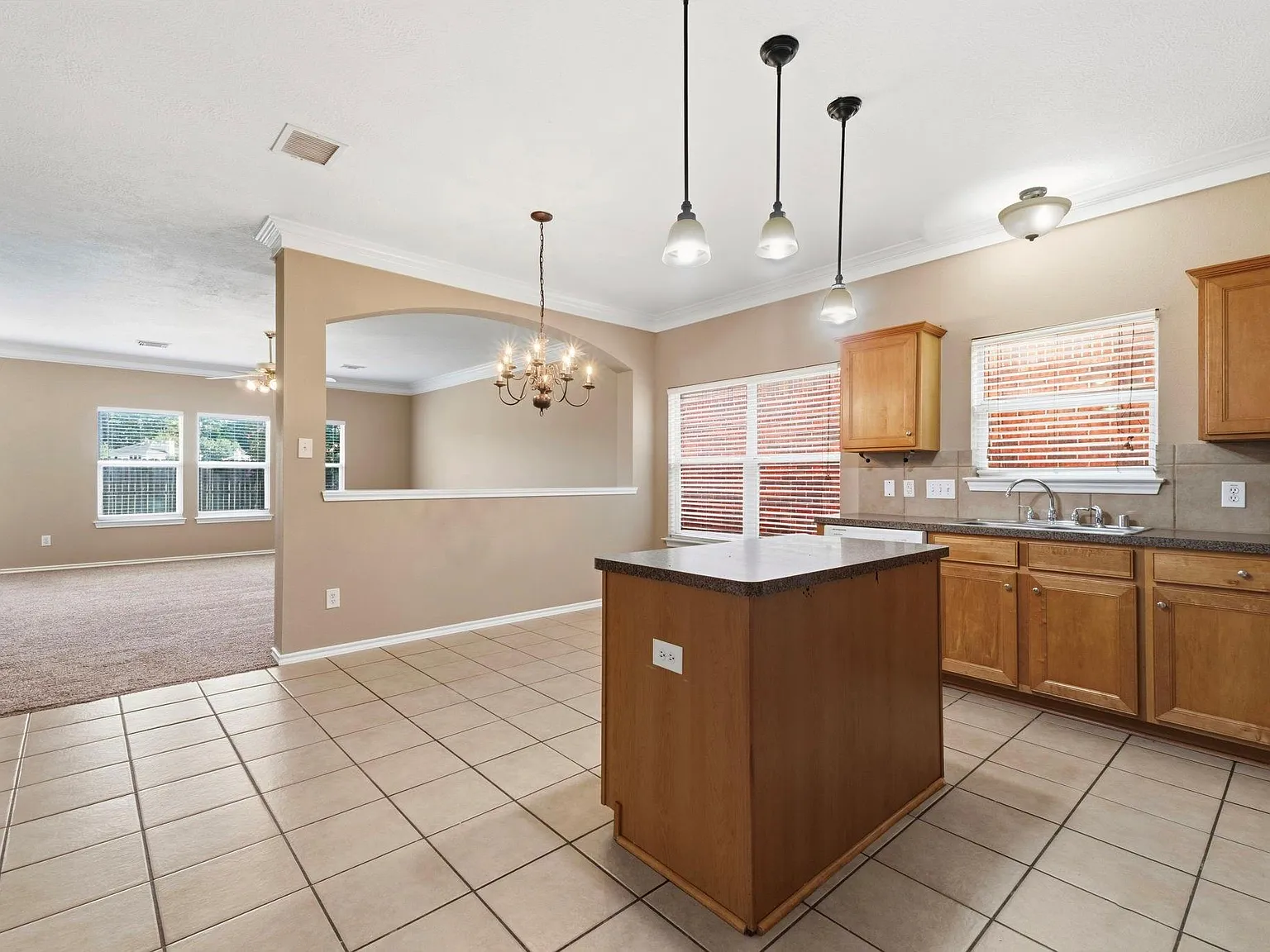 4 bed, 2.5 bath, 2797 sqft, $2,495 — Photo 3