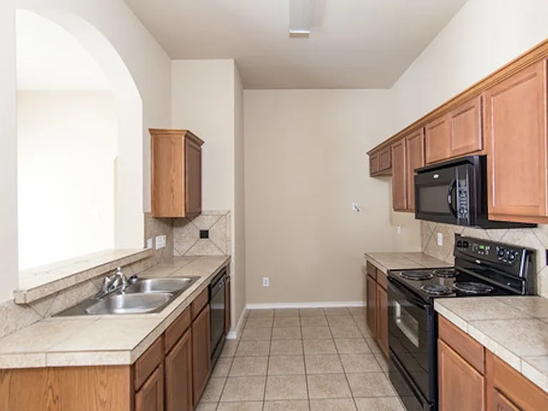 1407 Piedmont Dr — Photo 6