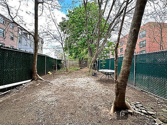 5th image of 443 Franklin Ave APT 1