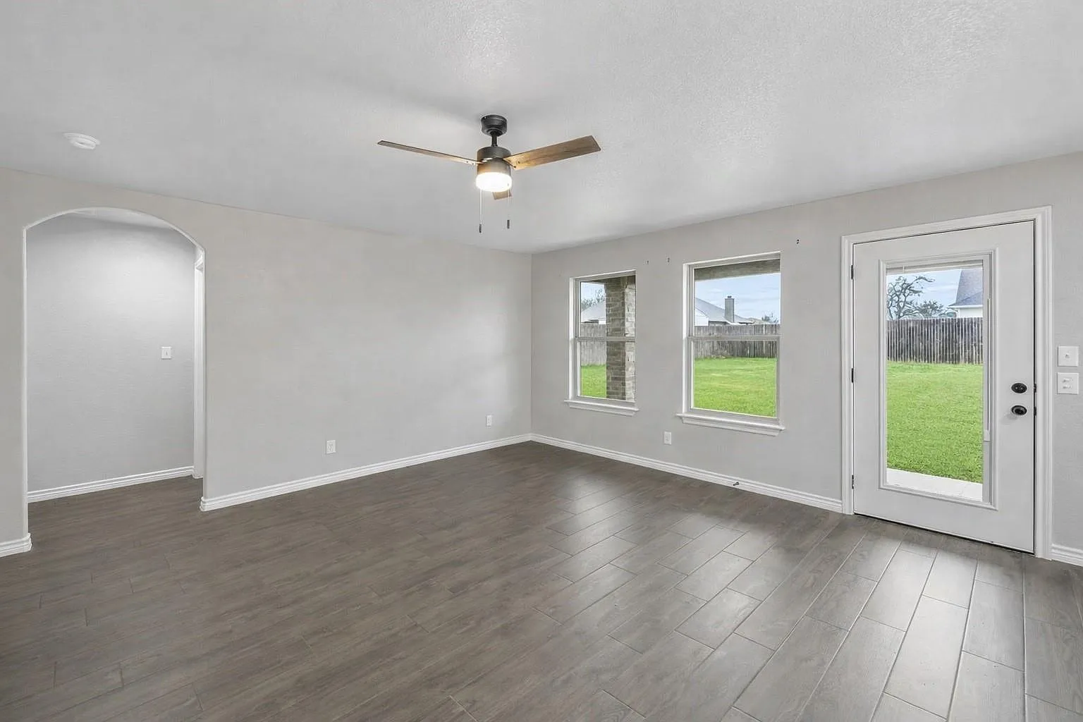 3 bed, 2.0 bath, 2592 sqft, $2,150 — Photo 4
