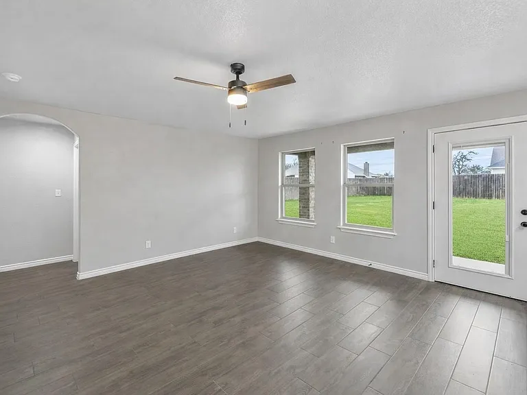 228 Saint Charles Dr — Photo 4