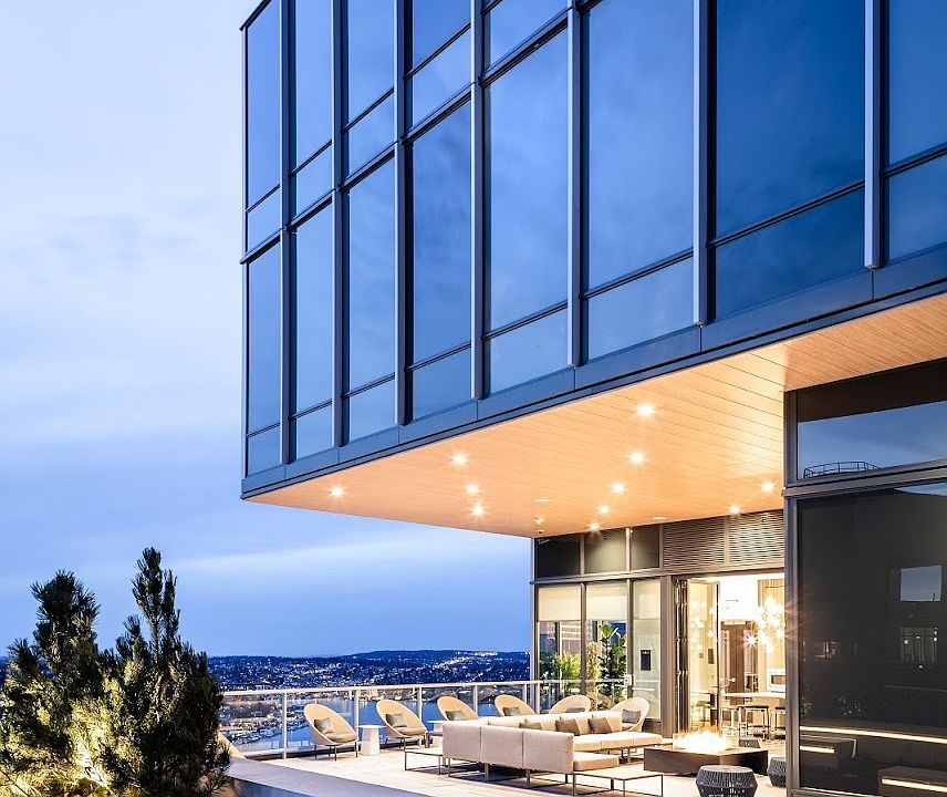 Panoramic views, private dining rooms, co-working lounges and more!