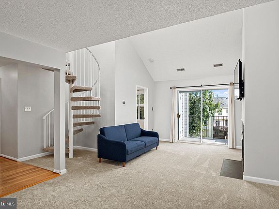 4th image of 10010 Vanderbilt Cir #129