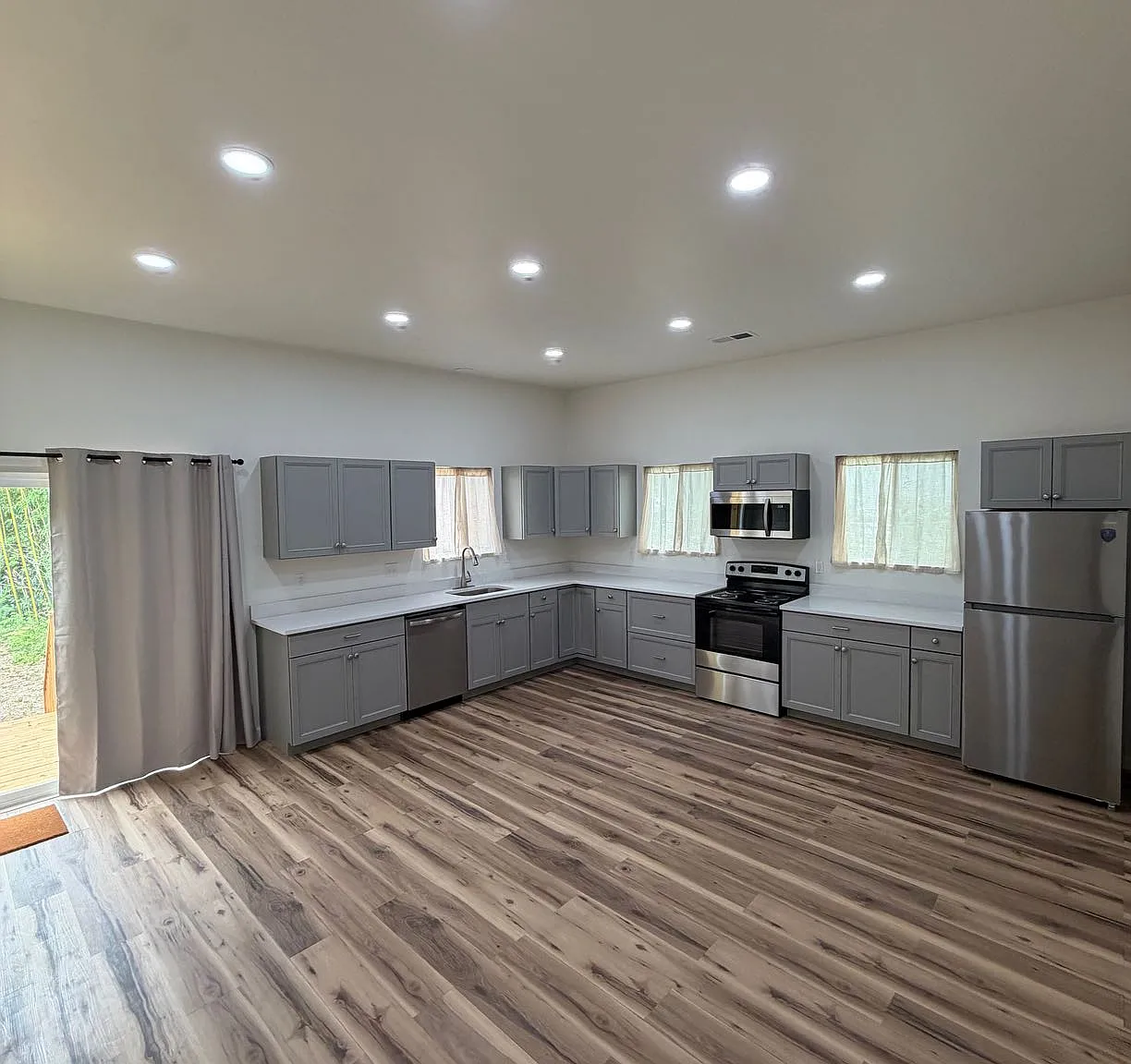 908 Linley Street — Photo 2