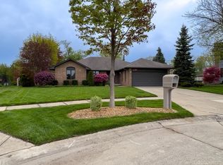 2550 Ormsby Dr, Sterling Heights, MI 48310