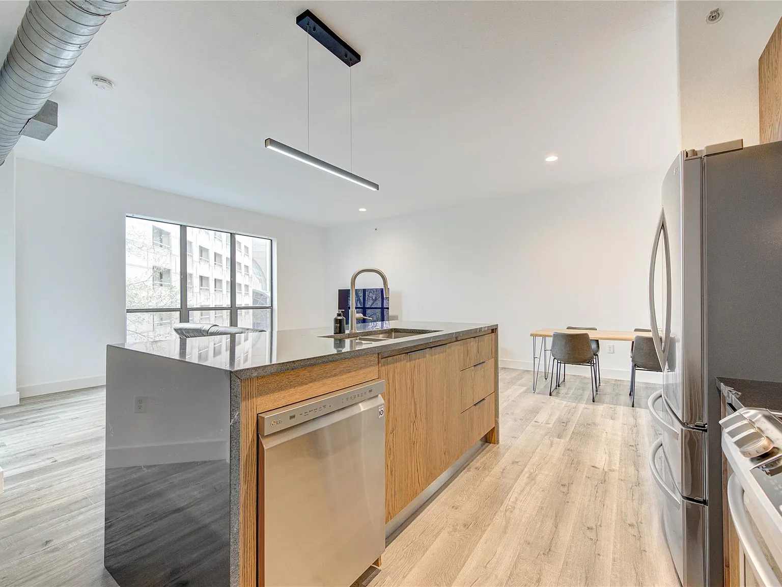 1 bed, 1.0 bath, 1031 sqft, $2,500 — Photo 3