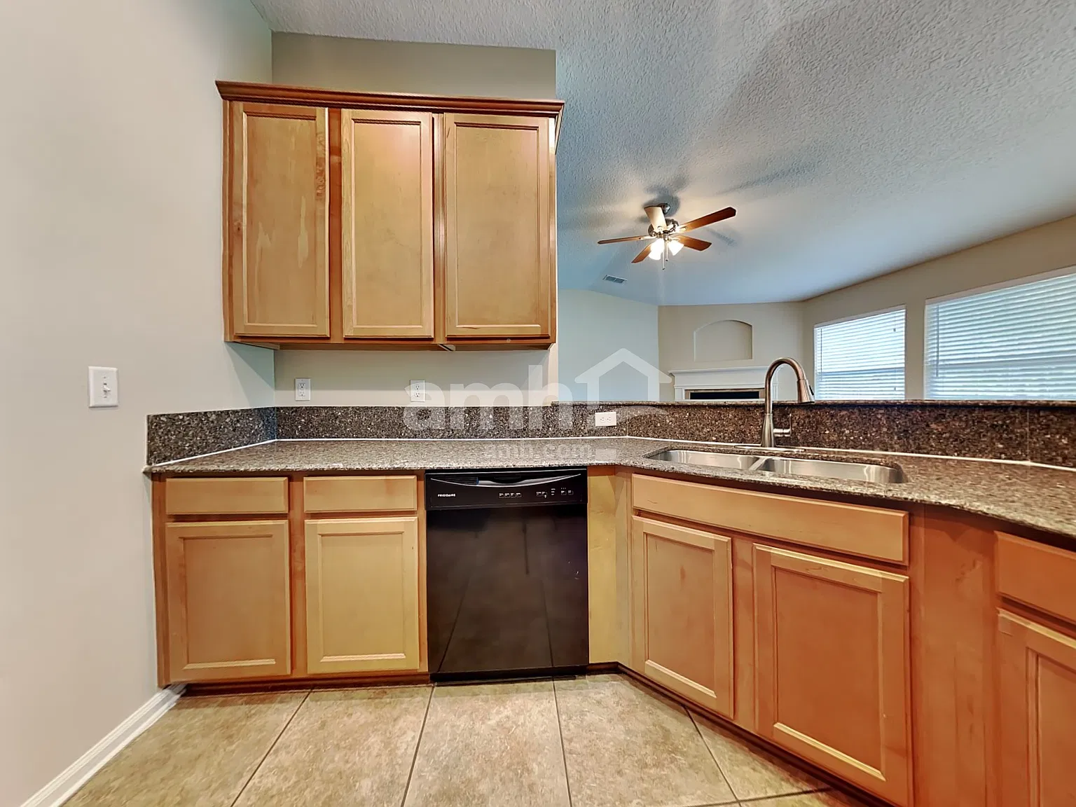 4 bed, 2.0 bath, 1974 sqft, $2,235 — Photo 3